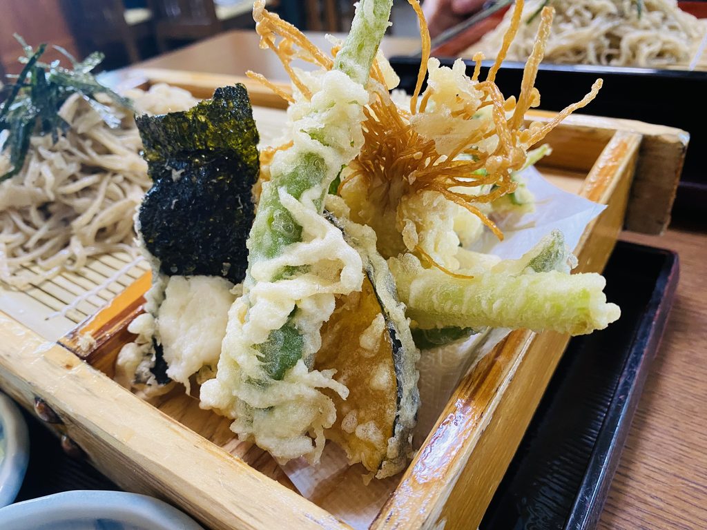 秩父のくるみ蕎麦の名店「そば福」さんの種類豊富な天ぷら