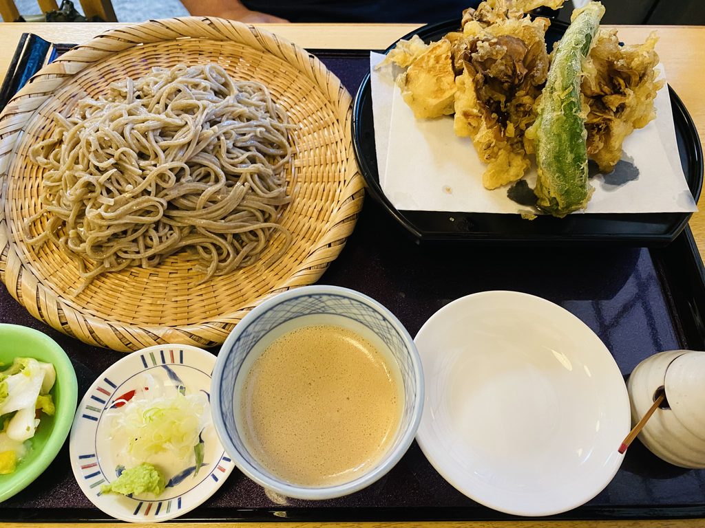 秩父のくるみ蕎麦の名店「田中屋」さんの舞茸天せいろ(くるみだれ)