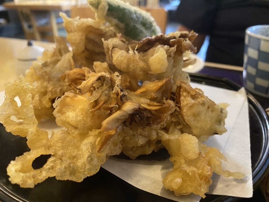 秩父のくるみ蕎麦の名店「田中屋」さんの舞茸天せいろの舞茸天