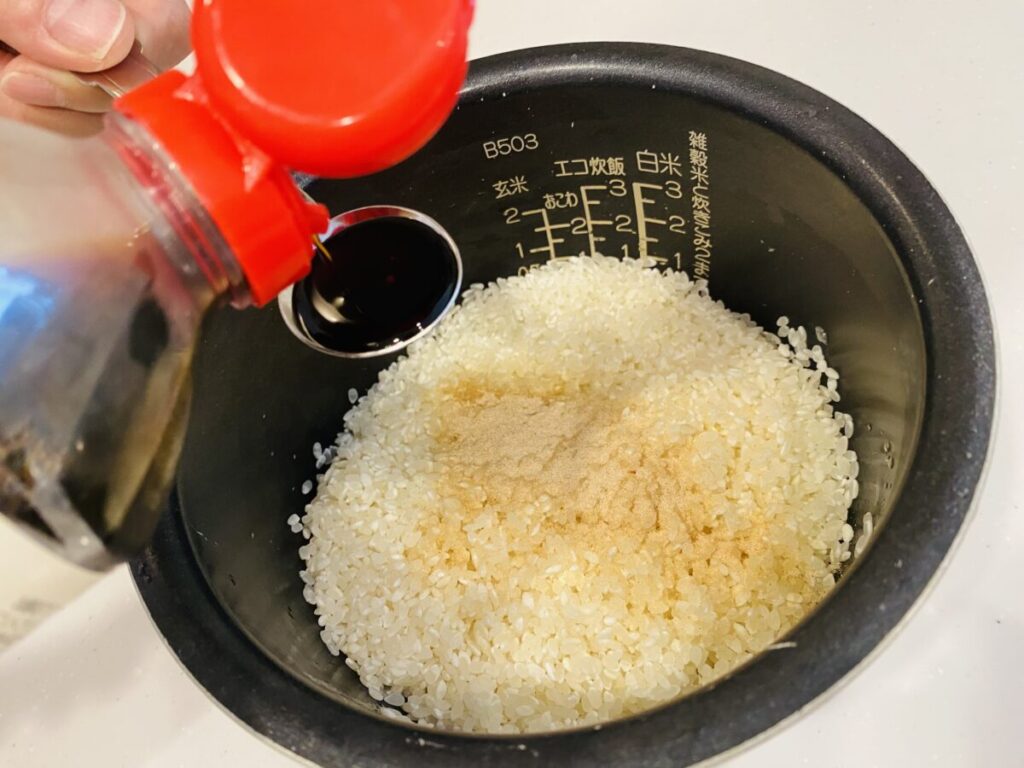 といだお米に調味料を入れている様子