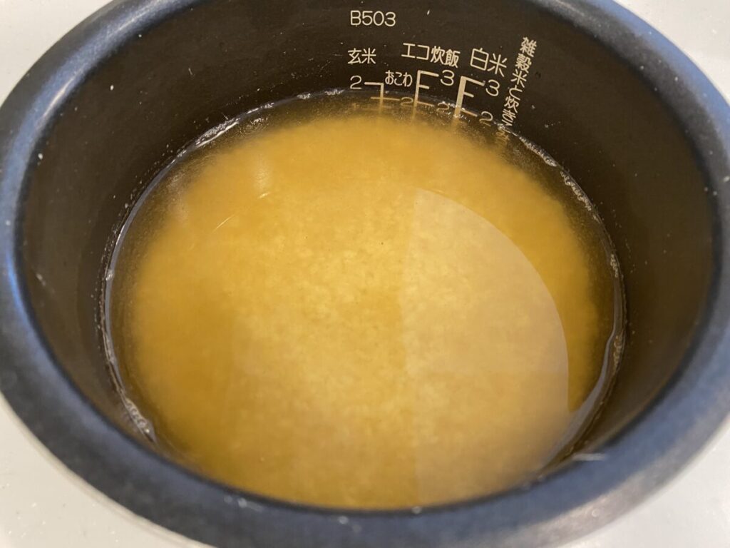 既定の水を入れてまぜた様子