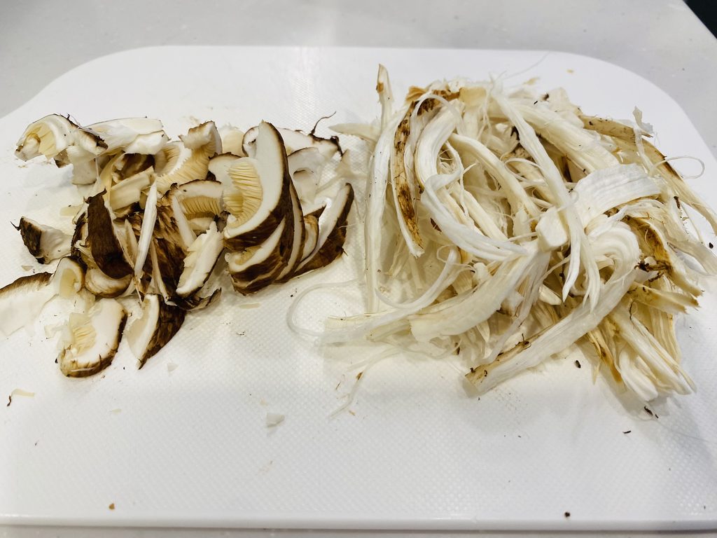 傘は包丁でカット、軸は手で割いた状態の松茸