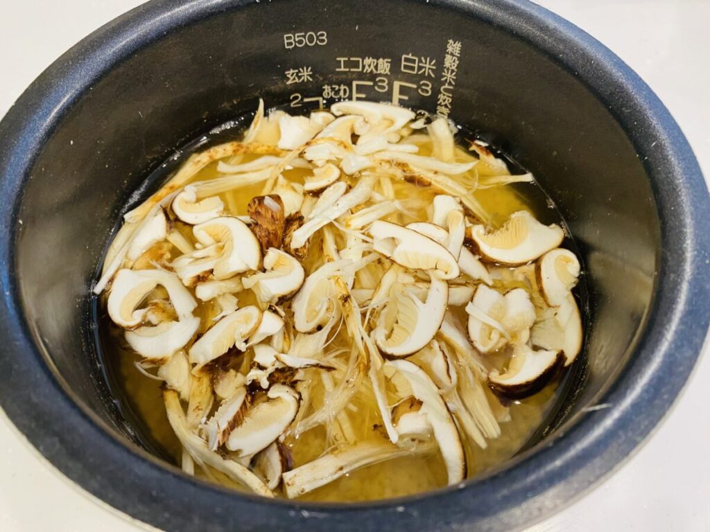 うえから準備した松茸を投入した状態
