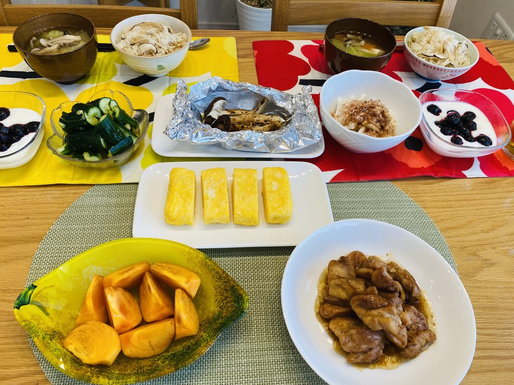 豊丘村で購入した松茸を調理し、食卓に並べた様子