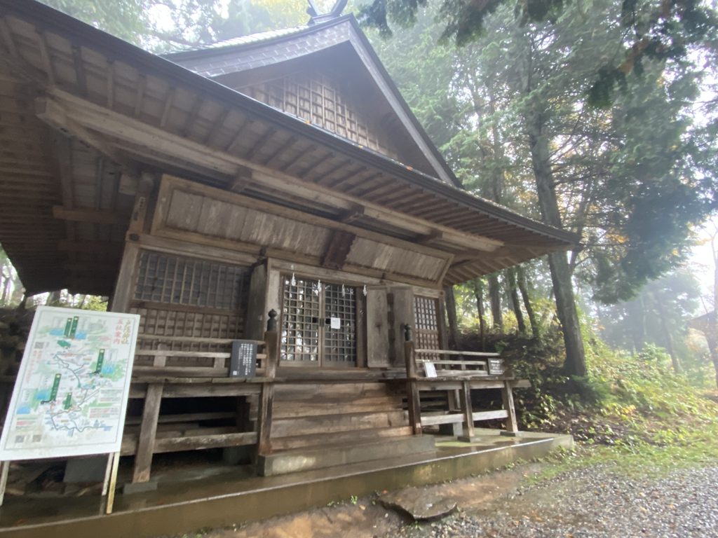 雨に佇む「火之御子社」