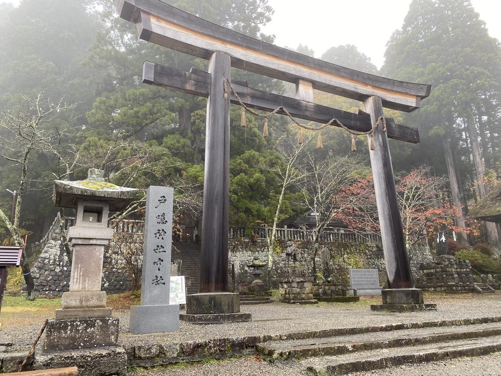 霧の中に佇む戸隠神社「中社」の鳥居