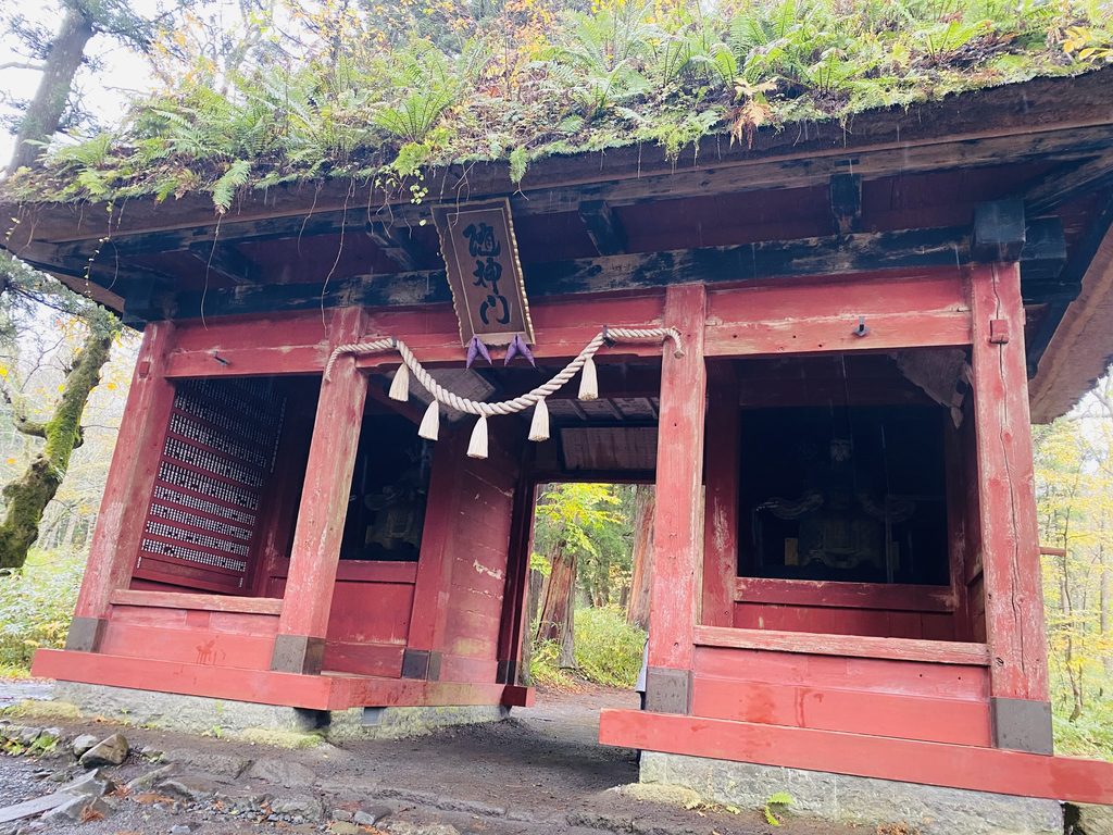 雨の中佇む「随神門」