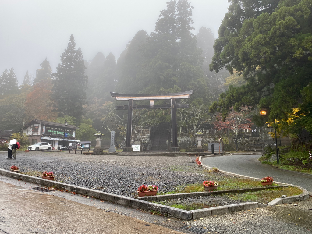 霧の中佇む「中社」の鳥居