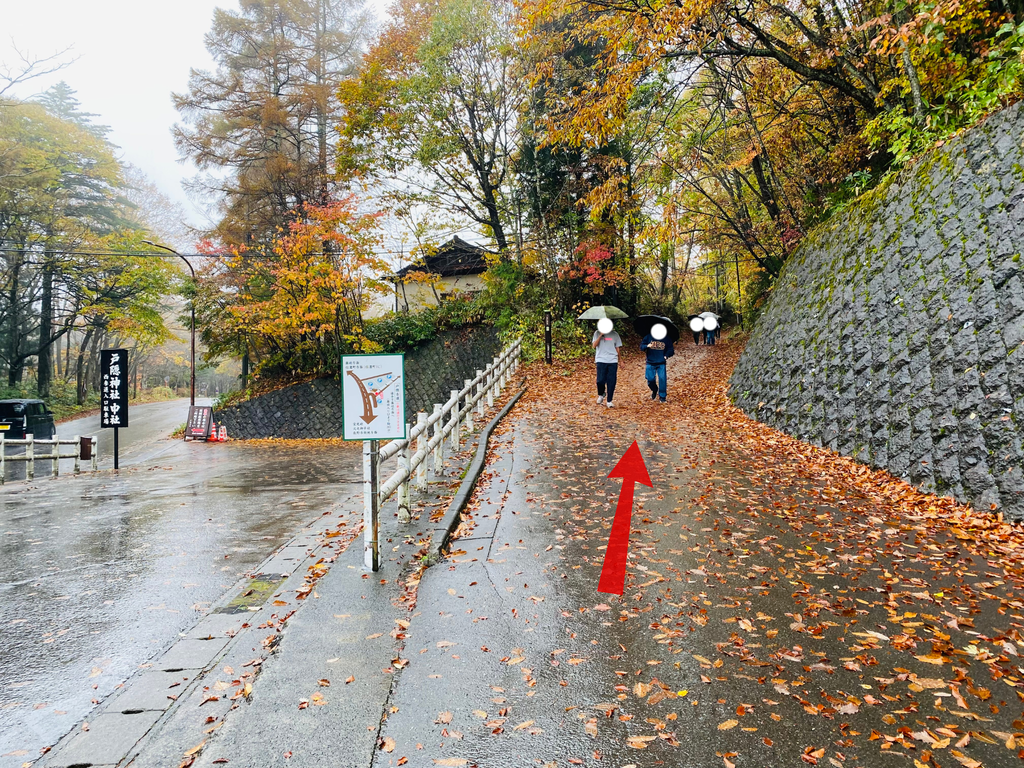 奥社入り口へ向かう順路