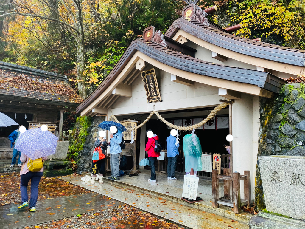雨の中佇む「奥社」