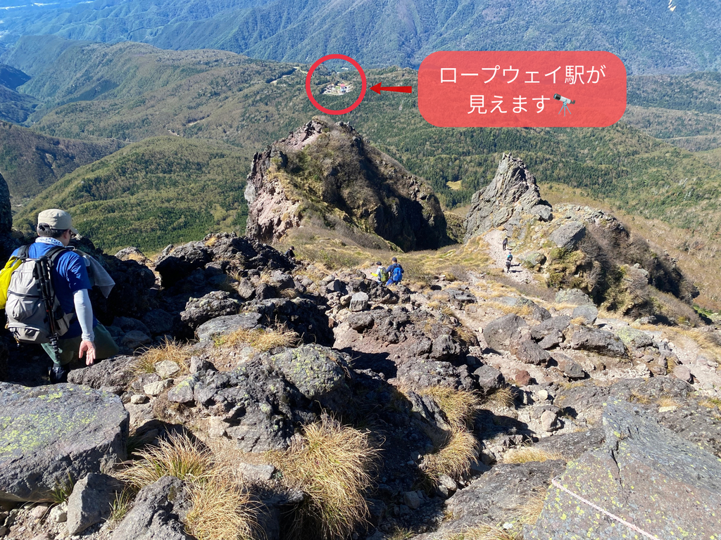 日光白根山山頂からの下山の様子、岩場