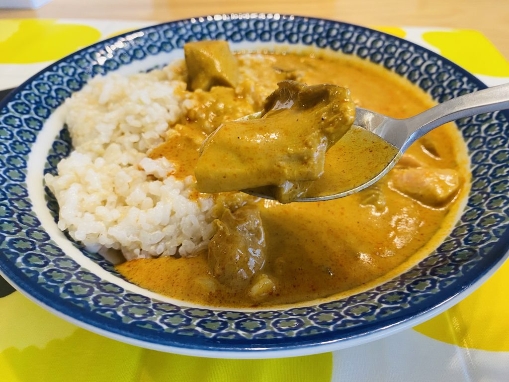 「マッサマンカレー」をお皿に移した様子